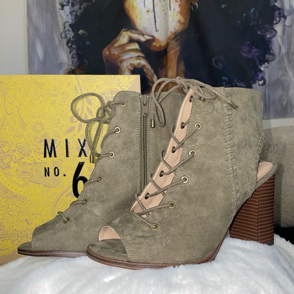 COPY - NEW Olive Green Chunky Lace Up Sandal Bootie / Women’s Size 9
